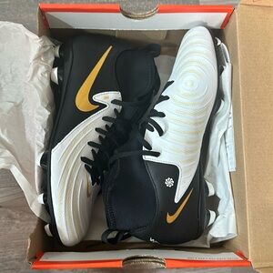 Nike phantom Luna II Club cleats, new in box size 6.5